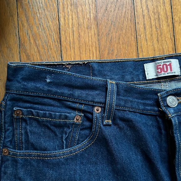 Straight-Leg, Button Fly Levi's 501 - Picture 5 of 5